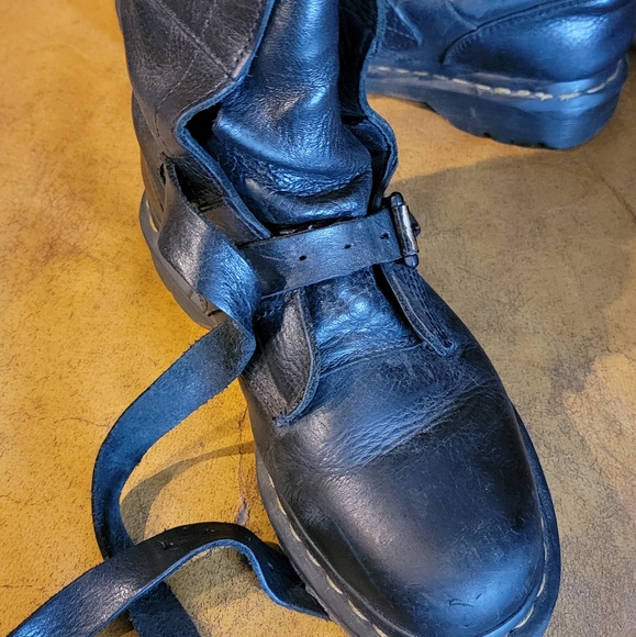 Mens size 9 womens 10 Dr. Martens strap boots - Picture 6 of 9